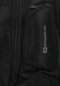 Mochila negra con múltiples compartimentos con cremallera, tela texturizada y un logo gris en el bolsillo frontal. Diseño duradero para un uso activo.