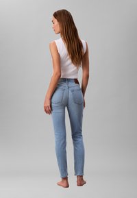 Calvin Klein Jeans MID RISE - Ļoti pieguloši džinsi - light cape