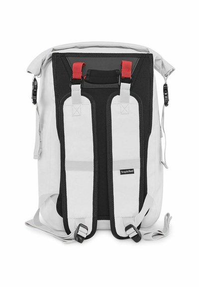 Sac à dos blanc à rabat avec des accents noirs, doté de sangles rouges et de fermetures en gris. Fabriqué en matériau durable, il comprend des bretelles rembourrées réglables.