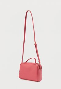 Ροζ δερμάτινη τσάντα ώμου με ορθογώνιο σχήμα, ρυθμιζόμενο λουρί, κορυφαία λαβή και φερμουάρ με χρυσές λεπτομέρειες.