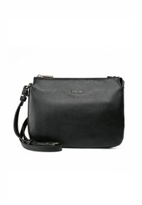 Zwarte leren crossbodytas met een gestructureerde afwerking, zilveren logo aan de voorkant en een afneembare band. Ritsluiting aan de bovenkant.