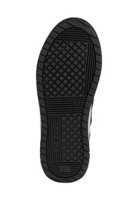 Semelle de chaussure en caoutchouc noir avec motif de bande de roulement géométrique, trous de ventilation, marquage taille 31 et marque Geox.