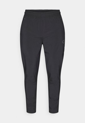 Pantaloni jogger neri leggeri con cintura elastica, design affusolato, due tasche laterali e un discreto logo sulla coscia.