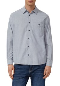 Lichtblauw shirt met lange mouwen, een button-down kraag, borstzakje en marineblauwe knopen. Heeft een subtiel gestructureerd patroon en een rechte zoom.