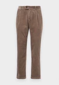 Pantaloni in corduroy marrone a gamba dritta con chiusura a bottone e zip, passanti per cintura e pieghe frontali, esposti su sfondo bianco.