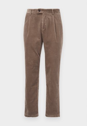 Bruine corduroy rechte broek met knoop- en ritssluiting, riemlussen en voorplooien, gepresenteerd op een witte achtergrond.