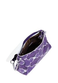 Borsa con stampa di serpente viola, dotata di zip argentata, accento a catena e interno marrone. Presenta una superficie liscia e una forma strutturata.