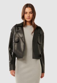 Forever New LORRI CROPPED TRENCH - Jakna iz umetnega usnja - black