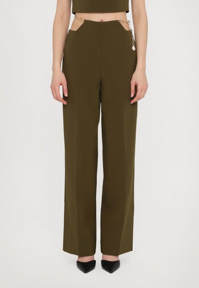 Pantaloni ampi verde oliva con aperture laterali, dotati di un dettaglio a catena in vita, texture liscia e design sartoriale.