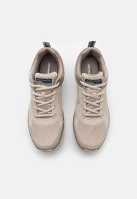Zapatillas de malla beige con diseño de cordones, construcción ligera y cuellos acolchados. Presentan acentos azules y superficies texturizadas.