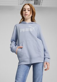Svijetlo plavi dukserica s prednjim kenguruvim džepom. Sadrži veliki bijeli logo "PUMA" na prsima. Mekana, pamučna tkanina, ležeran kroj.