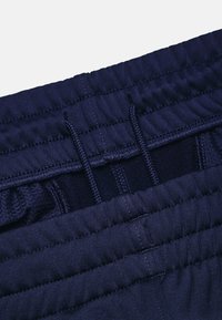 Navyblaue Sportshorts mit elastischem Bund und Kordelzug. Mit strukturierten Einsätzen und glatter Oberfläche.