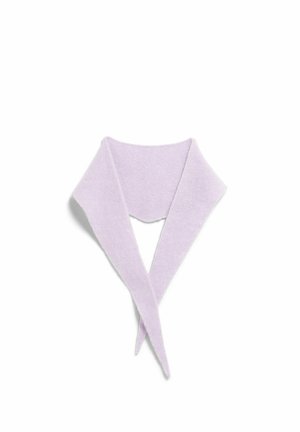 Weicher lavendelfarbener gestrickter Schal mit langen, spitzen Enden, angeordnet in einer lockeren dreieckigen Form auf weißem Hintergrund.