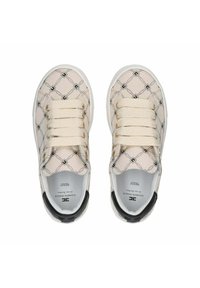 Sneaker beige con tomaia in tela a motivi a rombi, dotate di lacci beige, occhielli dorati e un accento sul tallone nero.