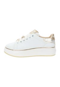 Sneaker platform in pelle bianca con un accento metallico oro sul tallone e finiture dorate lungo la base, dotato di lacci piatti e perforazioni laterali.