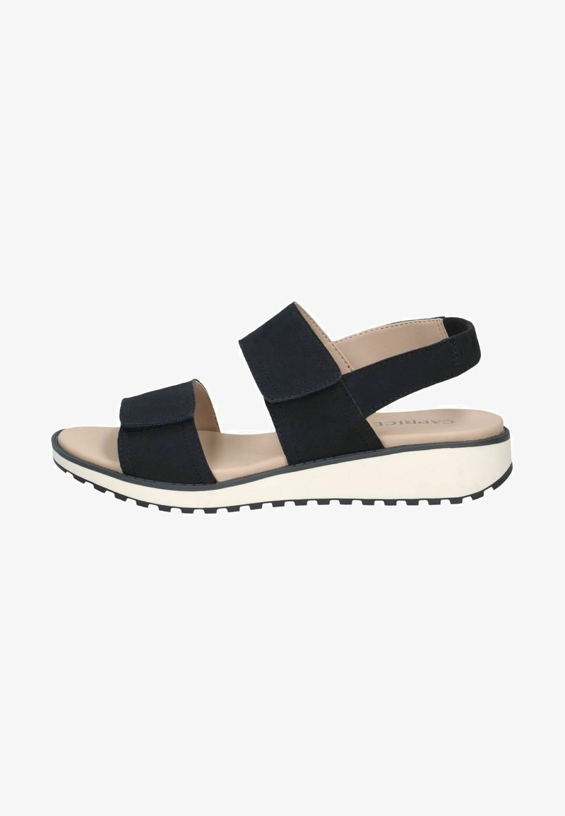 Marineblaue Sandalen mit zwei breiten Stoffriemen, verstellbarem Rücken und einer weißen, dicken Sohle mit einem strukturierten schwarzen Boden für besseren Halt.