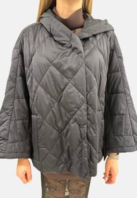 Parka matelassée noire avec capuche, présentant un motif en losanges, des manches larges et une coupe ample, fabriquée en tissu lisse et brillant.