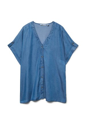 Camicia di denim azzurro chiaro con scollo a V, maniche corte e chiusura frontale con bottoni. Presenta una vestibilità morbida e una texture liscia.