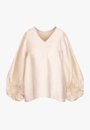 Cremefarvet bluse med V-hals, lange ballonærmer og rynkede detaljer ved manchetten, lavet af et glat, let stof.
