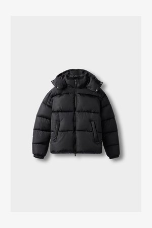 Sort puff jakke med frontlynlås, to sidelommer, en høj krave og aftagelig hætte mod en lysegrå baggrund.