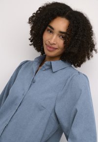 Lichtblauwe button-up shirt van textuurstof met een kraag en opgestoken mouwen, met een slim fit en zijzakken.