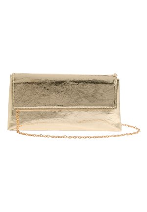 Pochette dorée métallique brillante avec rabat pliant et fine bandoulière chaîne dorée sur fond blanc.