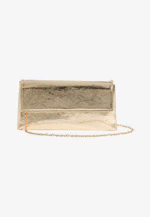 Pochette dorée métallique brillante avec rabat pliant et fine bandoulière chaîne dorée sur fond blanc.