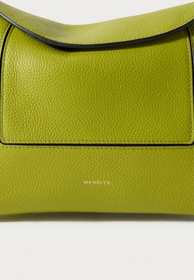 Grøn lædertaske med en stenstruktureret overflade, flaplukning og et guld "WANDLER" logo præget på forsiden.