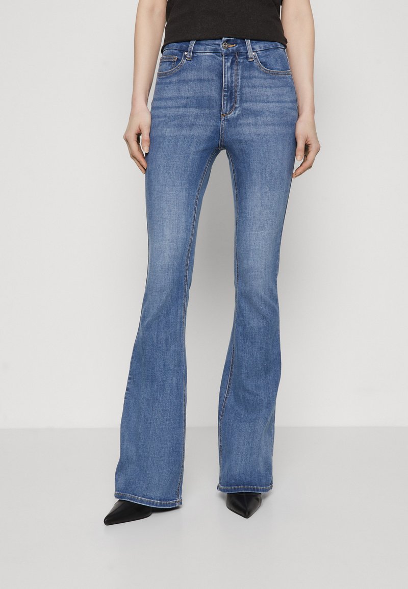 ONLY Tall - ONLAPRIL - Kavbojke na trapez - medium blue denim, Povečajte