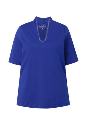 Krótki rękaw, królewsko niebieska bluzka z dekoltem w kształcie litery V, ozdobiona małymi przezroczystymi kamieniami. Wykonana z miękkiego materiału, charakteryzująca się luźnym krojem.