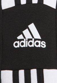 Svart sportssokk med hvit tre-stripesdesign og sentralisert hvit "adidas" logo, med rene linjer og en myk tekstur.