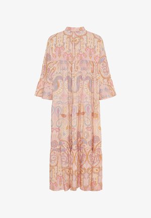 Lyserød kjole med paisley- og blomstermønstre, lange ærmer, lagdelt bund og høj krave med knaplukning bagpå.