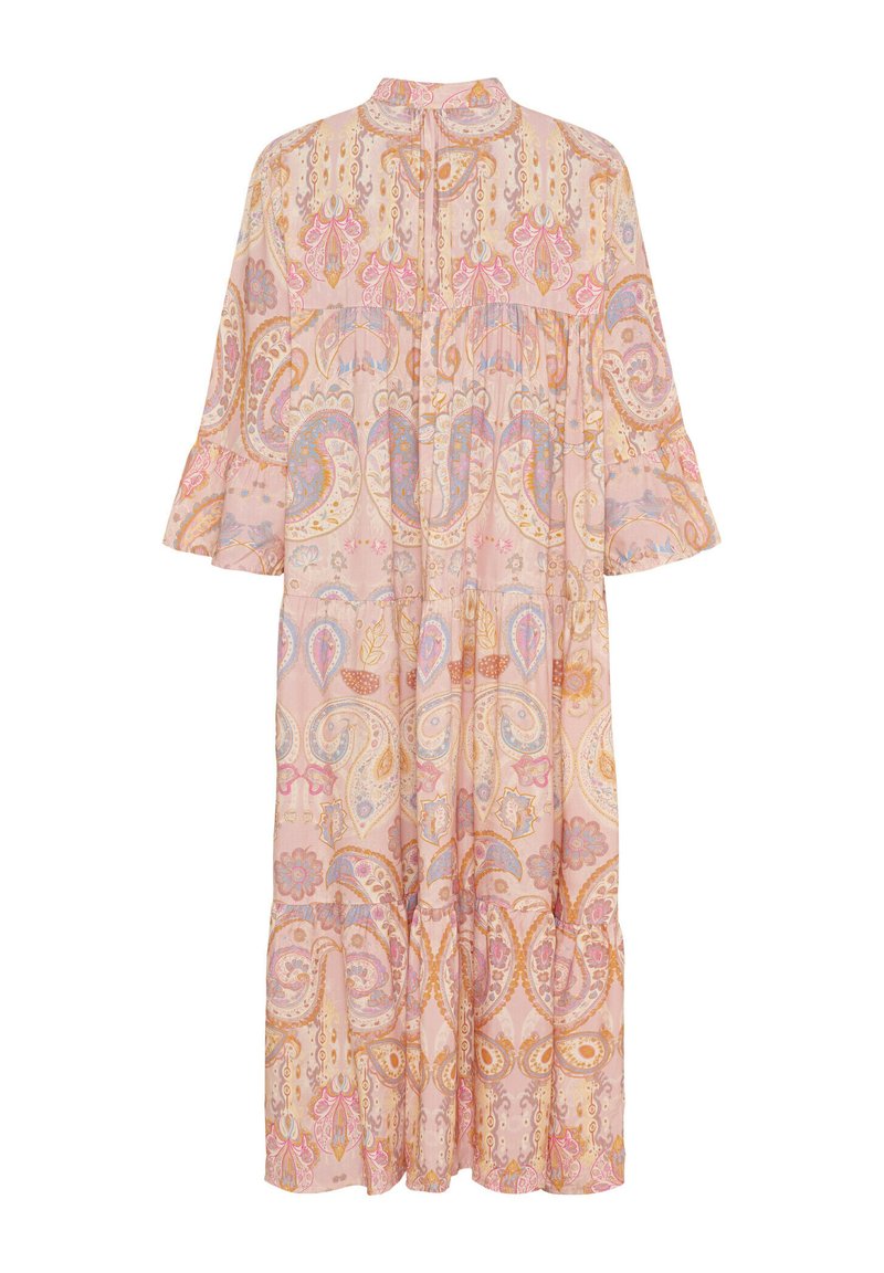Lyserød kjole med paisley- og blomstermønstre, lange ærmer, lagdelt bund og høj krave med knaplukning bagpå.