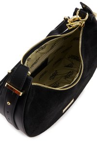 Schwarze Wildleder-Handtasche mit einem Reißverschluss, goldfarbener Hardware und einem beigen Innenfutter, das mit einem Logo bedruckt ist. Verfügt über einen abnehmbaren Tragegurt.