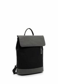 Sac à dos noir avec un rabat et un fond gris. Fabriqué en tissu durable, il dispose d'une poignée supérieure, d'une bandoulière réglable et d'une fermeture latérale avec des accents métalliques.