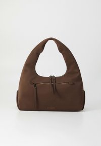 Borsa marrone in ecopelle con manico incavato, tasca frontale con cerniera e texture liscia. Presenta due cursori per la cerniera e una forma strutturata.