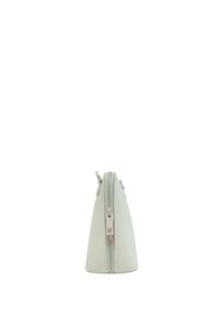 Pouch in pelle verde menta con finitura testurizzata, forma triangolare slanciata e chiusura con zip argentata sul lato.