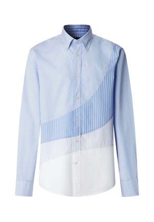 Camisa de hombre en azul claro y blanco con botones, con patrones de rayas verticales mixtas y un diseño curvo de bloque de color.