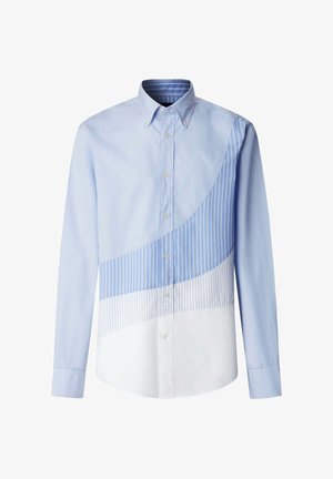 Camisa de hombre en azul claro y blanco con botones, con patrones de rayas verticales mixtas y un diseño curvo de bloque de color.