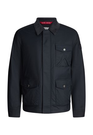 Granatowa kurtka materiałowa z klasycznym kołnierzem, dwoma kieszeniami na piersi i zapięciem na guziki. Charakteryzuje się subtelną fakturą i srebrnymi detalami.