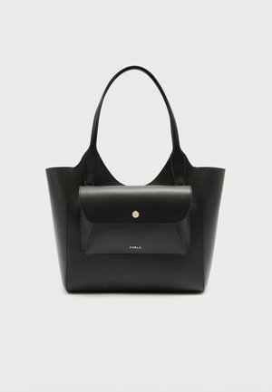 Čierna kožená taška do ruky s zaoblenými rukoväťami a prednou klopou vrecka zabezpečenou zlatým gombíkom, na ktorej je vyrazené malé logo značky.