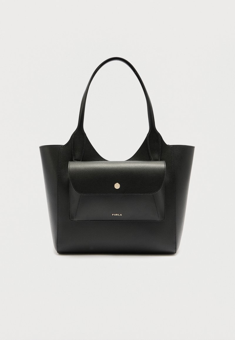 Μαύρη τσάντα ώμου από δέρμα με στρογγυλεμένες λαβές και μπροστινό καπάκι τσέπης ασφαλισμένο με χρυσό κουμπί, με ανάγλυφο μικρό όνομα μάρκας.