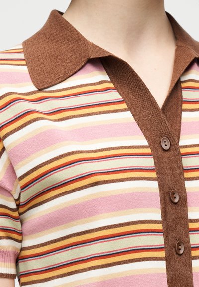 Πλεκτό πουκάμισο με κοντά μανίκια, με καφέ γιακά, πολύχρωμες οριζόντιες ρίγες σε ροζ, εκρού, πορτοκαλί και καφέ, με καφέ κουμπιά.