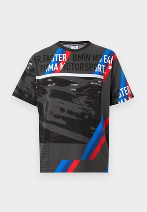 T-shirt Puma Motorsport noir avec rayures bleues et rouges, impression de voiture BMW M3 E46, et texte mettant en avant une puissance de 450 ch et un moteur de 4,0 litres.