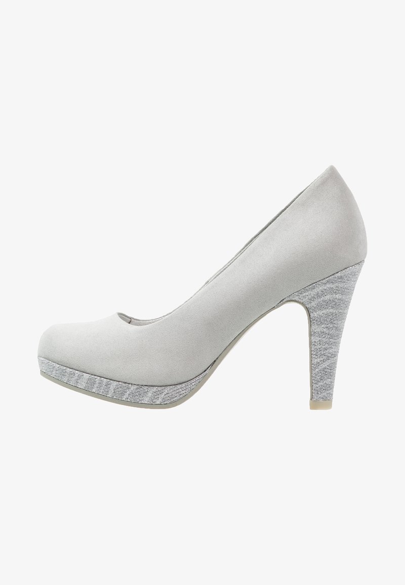 Chaussure à talon haut en daim gris clair avec bout arrondi et plateforme et talon gris texturés sur fond blanc.