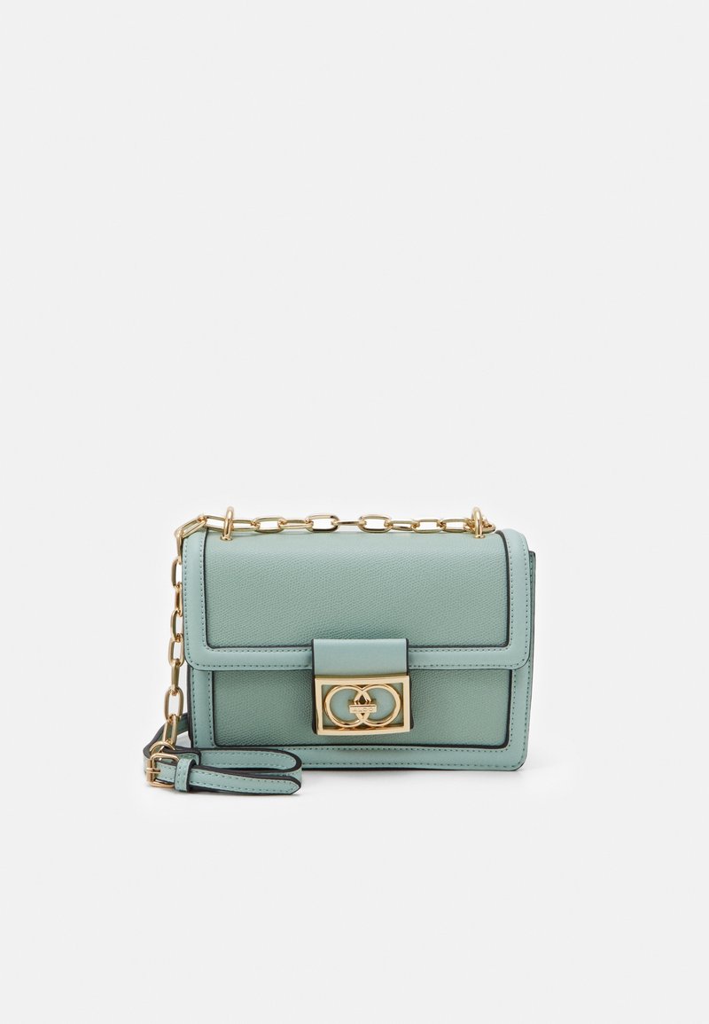 Sac à main en cuir vert menthe avec bandoulière chaîne dorée et fermoir décoratif doré sur fond blanc uni.
