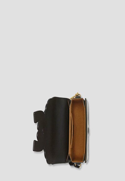 Schwarze Lederhandtasche mit gewelltem Deckel, goldfarbenen Metallbeschlägen und einem hellbraunen Innenfutter. Verfügt über ein Hauptfach mit einer zusätzlichen Tasche.