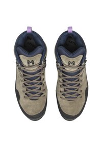 Chaussures de randonnée légères avec une tige en suède beige et une semelle en caoutchouc noire. Comprennent des lacets bleu foncé, une doublure en maille et une languette de tirage violette à l'arrière.