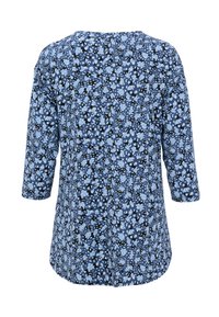 Bloementop met driekwart mouwen, blauw-zwart kleurenschema, met een gevarieerd bloemenpatroon en een losse pasvorm.