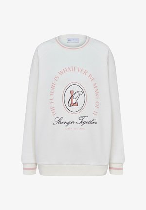 Balts svārki ar rozā akcentiem, ar apli grafisko drukājumu, kurā ir teksts un logo vidū. Mīksta auduma, ar apaļu kakla izgriezumu un ribotām piedurknēm.